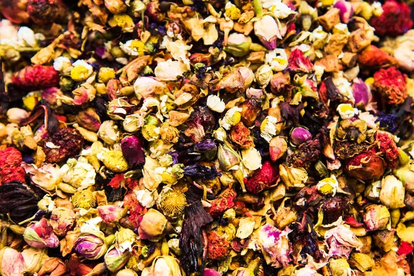 Farklı çeşitleri ve Mısır Çarşısı Istanbul, Türkiye'de çay karışımları.