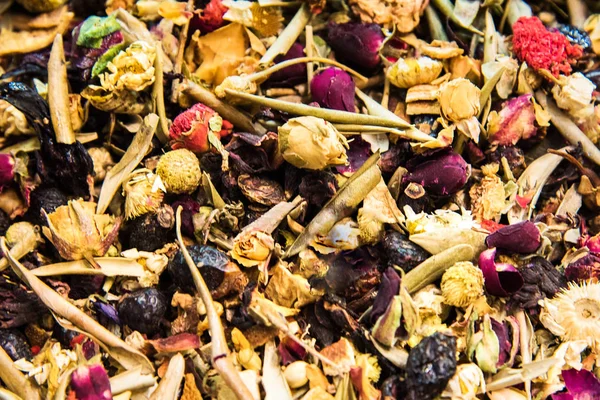 Farklı çeşitleri ve Mısır Çarşısı Istanbul, Türkiye'de çay karışımları.