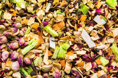 Farklı çeşitleri ve Mısır Çarşısı Istanbul, Türkiye'de çay karışımları.