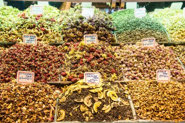 Farklı çeşitleri ve Mısır Çarşısı Istanbul, Türkiye'de çay karışımları.