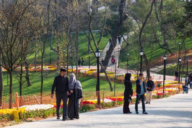 Istanbul, Türkiye - 11 Nisan 2017: Dünya ünlü Lale Festivali Emirgan Parkı, Istanbul, Türkiye. Çiçekli laleler.