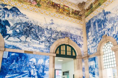 Porto, Portekiz - 08 Ağustos 2016: Çok Bento tren istasyonu Oporto, Portekiz. Azulejo tarihi tren istasyonu San Bento Porto, Portekiz parçaları ile iç
