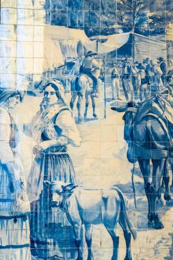 Porto, Portekiz - 08 Ağustos 2016: Çok Bento tren istasyonu Oporto, Portekiz. Azulejo tarihi tren istasyonu San Bento Porto, Portekiz parçaları ile iç