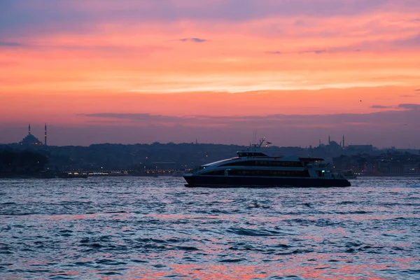 Günbatımı zemin karşı bir yat. Marmara Denizi. Istanbul. Türkiye — Stok fotoğraf