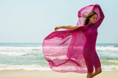 Spor kız-genç okyanus arka plan üzerinde pembe bir mayo içinde. Atlantik Okyanusu. Porto, Portekiz