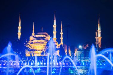 Sultanahmet Camii, gece aydınlatma. Gezi Istanbul'da. Türkiye.