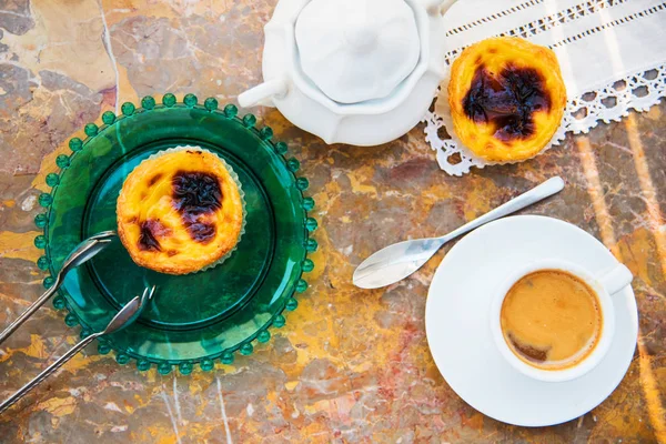 设想与早上喝咖啡和蛋糕 （Pasteis de 椰果，来自葡萄牙的典型糕点），天然大理石表面上. — 图库照片