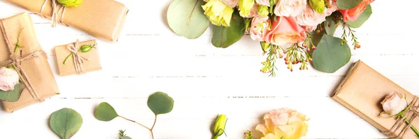 Composição de flores. Flores e presentes no fundo branco. Deitado plano, vista superior . — Fotografia de Stock