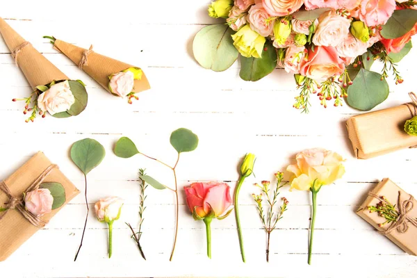 Blütenkomposition. Blumen und Geschenke auf weißem Hintergrund. flache Lage, Draufsicht. — Stockfoto