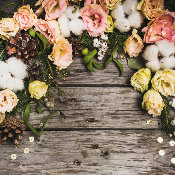 Новорічна композиція з квітів, подарунків, сухофруктів на дерев'яному столі. Різдвяний фон. вид зверху — стокове фото