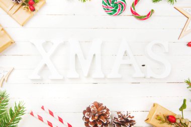 Yeni yıl kompozisyon ahşap bir masa üzerinde. Noel arka plan. Düz yatıyordu. Üstten Görünüm