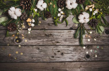 Yeni yıl kompozisyon çiçek, ahşap bir masa üzerinde hediyeler. Noel arka plan. Düz yatıyordu. Üstten Görünüm