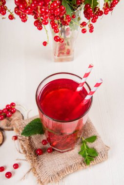 Morse hafif bir arka plan üzerinde kırmızı kuş üzümü (suyu, Komposto) üzerinden.