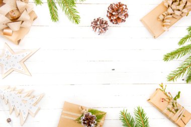 Yeni yıl kompozisyon ahşap bir masa üzerinde. Noel arka plan. Düz yatıyordu. Üstten Görünüm