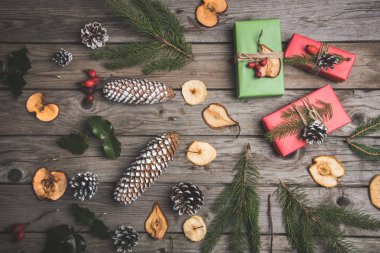 Yeni yıl kompozisyon çiçek, ahşap bir masa üzerinde hediyeler. Noel arka plan. Düz yatıyordu. Üstten Görünüm