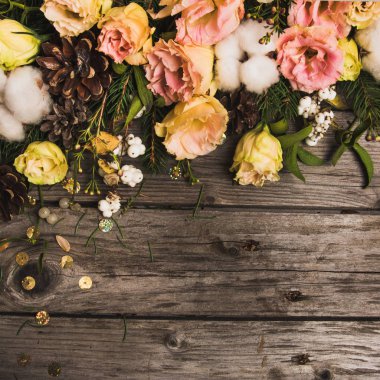 Yeni yıl kompozisyon çiçek, ahşap bir masa üzerinde hediyeler. Noel arka plan. Düz yatıyordu. Üstten Görünüm