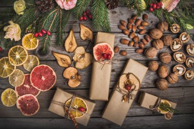 Yeni yıl kompozisyon çiçek, ahşap bir masa üzerinde hediyeler. Noel arka plan. Düz yatıyordu. Üstten Görünüm