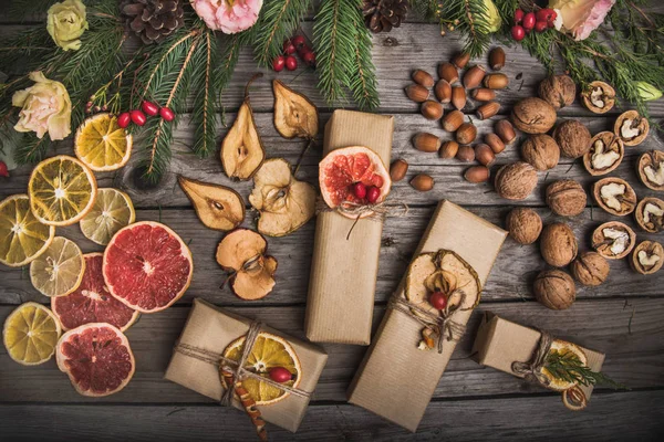 Yeni yıl kompozisyon çiçek, ahşap bir masa üzerinde hediyeler. Noel arka plan. Düz yatıyordu. Üstten Görünüm