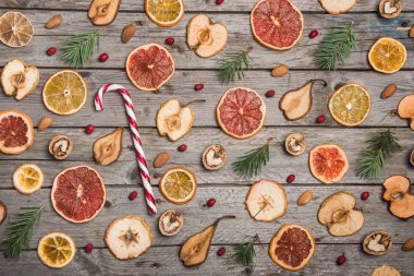 Kuruyemiş ahşap bir masa üzerinde yeni yıl bileşimi. Noel arka plan. Düz yatıyordu. Üstten Görünüm