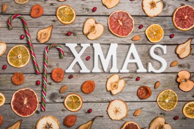 Kuruyemiş ahşap bir masa üzerinde yeni yıl bileşimi. Noel arka plan. Düz yatıyordu. Üstten Görünüm