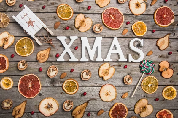 Kuruyemiş ahşap bir masa üzerinde yeni yıl bileşimi. Noel arka plan. Düz yatıyordu. Üstten Görünüm