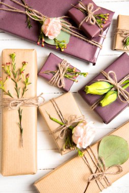 Çiçek kompozisyon. Çiçek ve hediye beyaz arka plan üzerinde. Düz yatıyordu, en iyi görünümü.