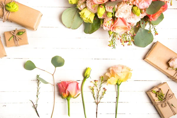 Blütenkomposition Blumen Und Geschenke Auf Weißem Hintergrund Flache Lage Draufsicht — Stockfoto