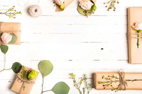 Blütenkomposition Blumen Und Geschenke Auf Weißem Hintergrund Flache Lage Draufsicht — Stockfoto