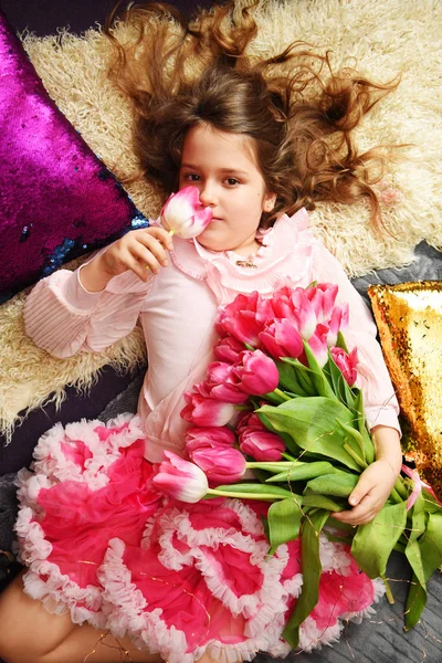 Chica Sonriente Con Flores Tulipanes Rosados Humor Primavera Fondo Festivo — Foto de Stock