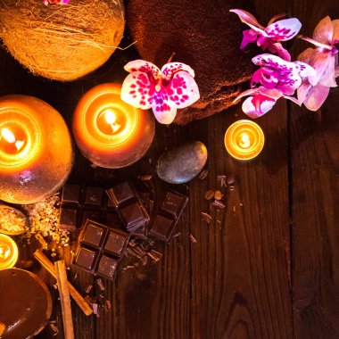 Spa konsept çikolata ve ahşap arka plan üzerinde mum.