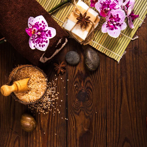 Spa Concept Met Chocolade Kaarsen Een Houten Achtergrond — Stockfoto