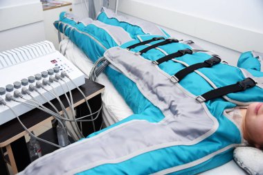 Basınç terapisi. Lenfatik drenaj masajı. Donanım kozmetolojisi. Vücut bakımı. Cerrahi olmayan vücut şekillendirme. Güzellik salonunda anti-selülit ve anti-yağ tedavisi.