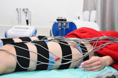 Benim uyarılmam. Donanım kozmetolojisi. Vücut bakımı. Cerrahi olmayan vücut şekillendirme. Güzellik salonunda anti-selülit ve anti-yağ tedavisi.