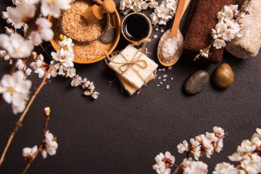 Bahar Spa Konsept: deniz tuzu, çiçekli kiraz dallar, havlu, sabun. Üstten Görünüm.