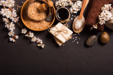 Bahar Spa Konsept: deniz tuzu, çiçekli kiraz dallar, havlu, sabun. Üstten Görünüm.