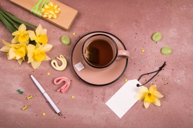 Bir fincan çay bahar dekorasyonu. Yukarıdan görüntüleyin. Metin için yer.