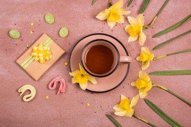 Bir fincan çay bahar dekorasyonu. Yukarıdan görüntüleyin. Metin için yer.