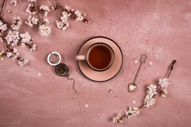 Bir fincan çay bahar dekorasyonu. Yukarıdan görüntüleyin. Metin için yer.