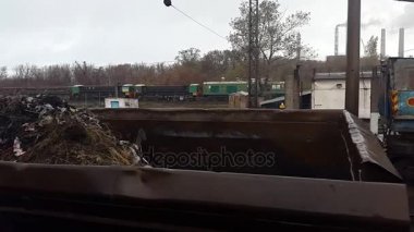 Yağmur altında çöp toplama kamyon.