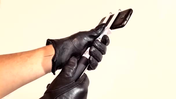 Schik de selfie stick met smartphone handen in handschoenen — Stockvideo