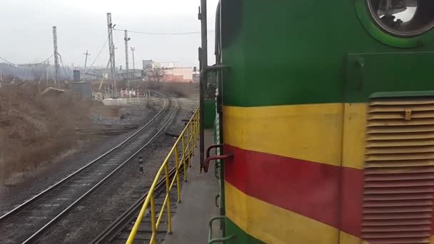 Locomotive en mouvement. vue de face. Zone industrielle — Video