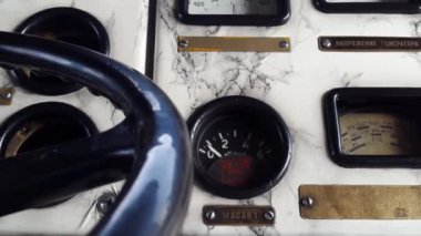 Kullanılmadığı eski uçak kontrol paneli ve kontrol paneli