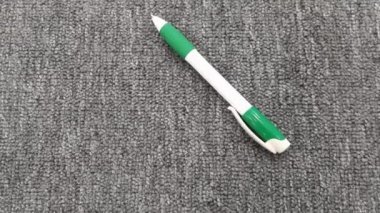 Gri bir arka plan üzerinde kalem