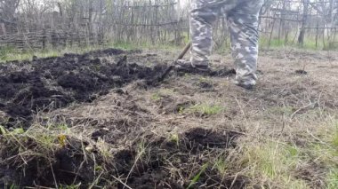 Bahçıvan Bahçe kazıyor. Toprak yetiştirmek