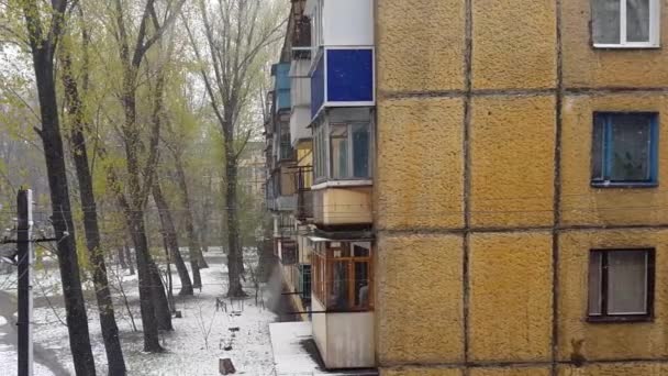 Edificio de varios pisos. Nieve y árboles . — Vídeo de stock