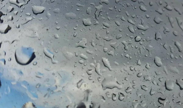 Regentropfen auf Blau — Stockfoto