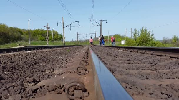 Männer laufen auf der Eisenbahn — Stockvideo