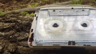 Ses kaset oynuyor. Müzik çalar yalanlar üzerine bir ağaç kabuğu