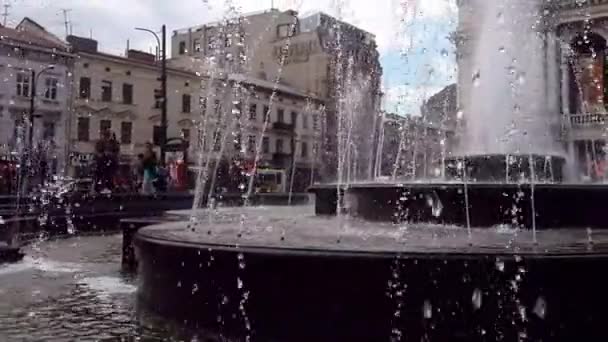 Lviv, Ukrayna - fontan opera house yakınındaki. — Stok video