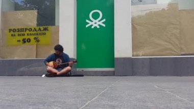 sokak müzisyeni yoğun bir cadde üzerinde etnik enstrüman çalıyor. Lviv, 20,06, 16